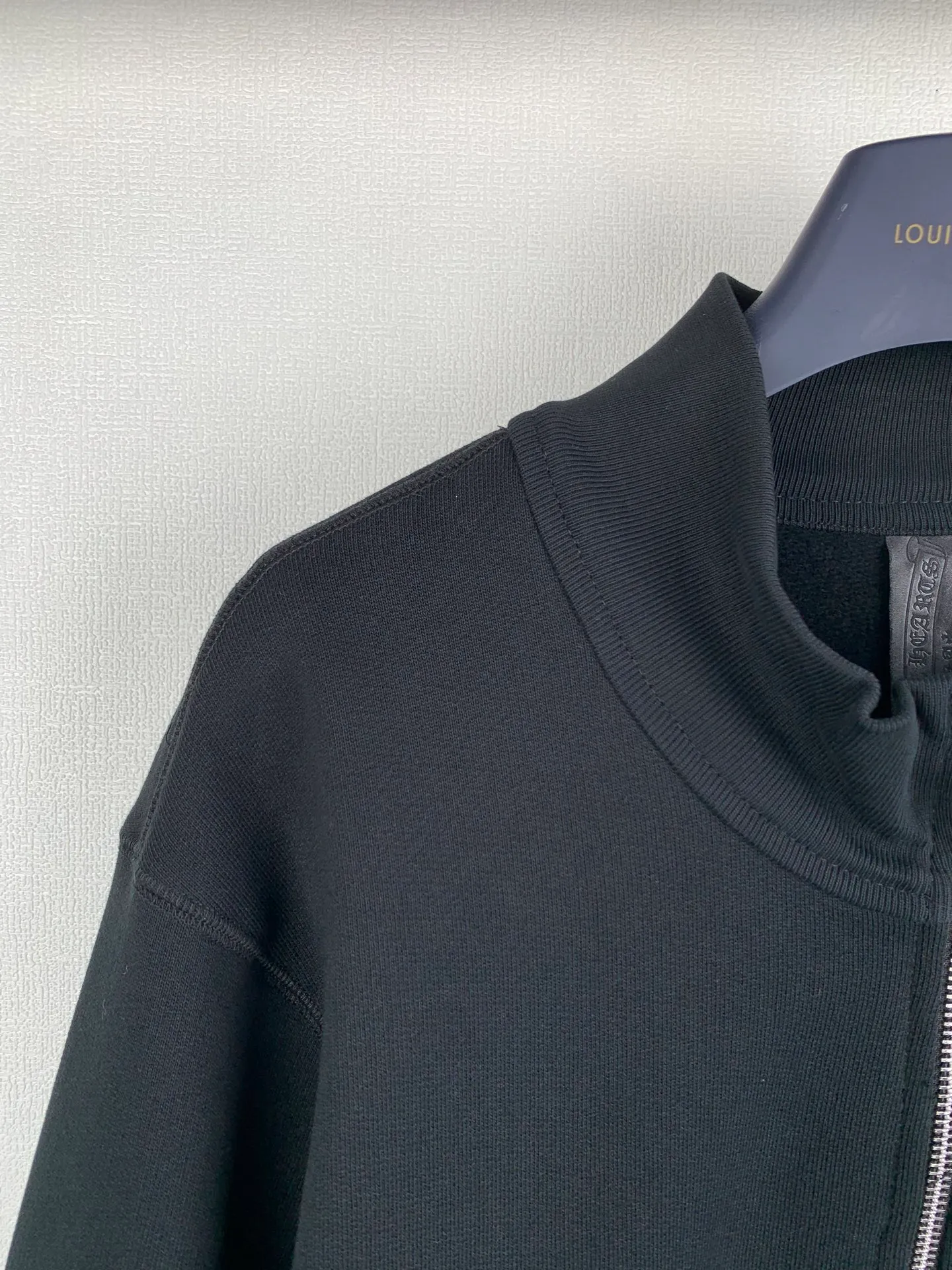 P460 Chrome Hearts 25SS leather cross half-zip long-sleeved sweatshirt. Genuine product purchased and developed by 22719. 480g linen combed cotton fabric, 430g 1*1 matching high-end fashion brand ribbing, fabric fermentation washing, template embroidery, customized 1:1 leather, customized 1:1 back brand, customized 1:1 zipper, customized 1:1 trademark, fitted version Size: S M L XL